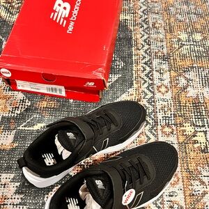 New Balance Kids Black and White Sneakers 545 bungee lace with top strap, US 2 W